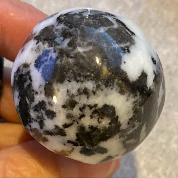 4 piece stone mushroom carvings, 2 large black & white, 2 smaller tan & white. - Picture 15 of 16